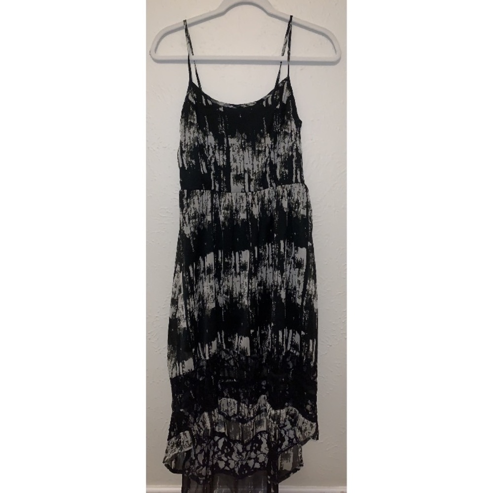 Patterned high low dress with lace trim